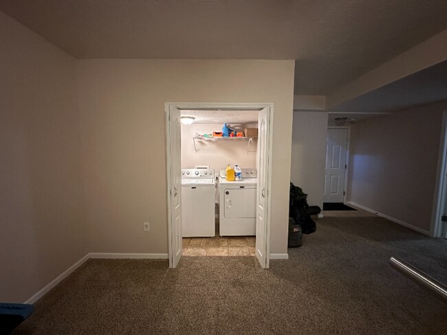 Building Photo - 15640 Top Dr
