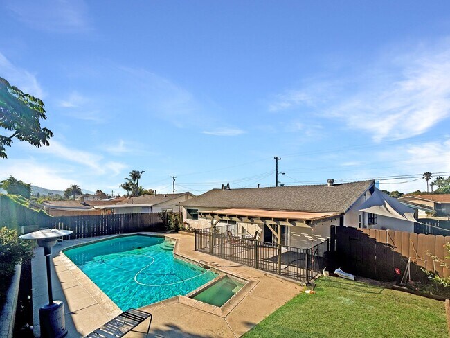 Building Photo - Stunning 3BD/1.5 BA W/ Attached Garage & P...