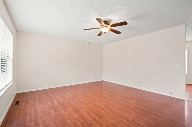 Building Photo - 511 E Dyann Dr