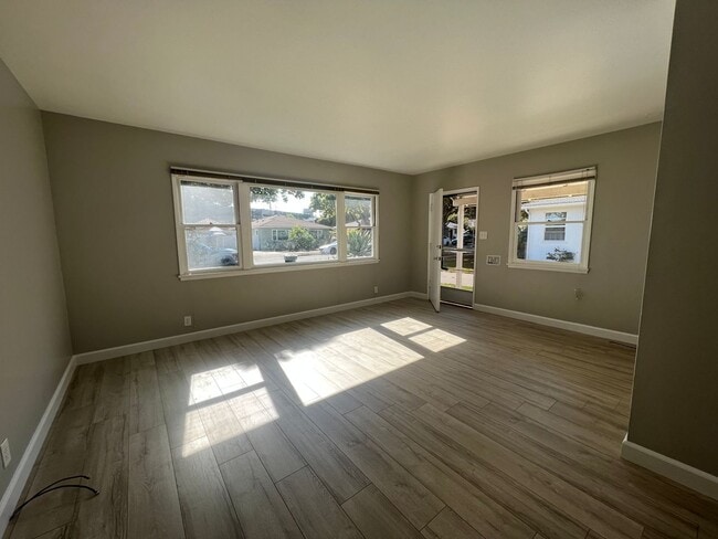 Building Photo - One Bedroom, Super Cute! Midtown duplex unit