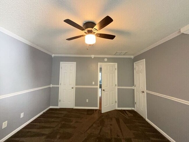 Building Photo - The Oaks on Lake Carolina