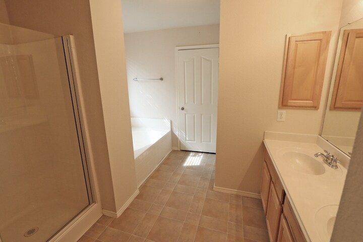 Building Photo - 1000 Warbler Ln