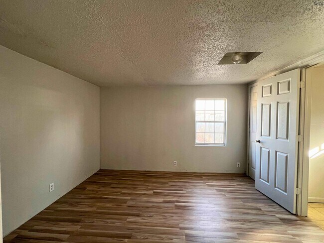 Building Photo - 405 E Spring St