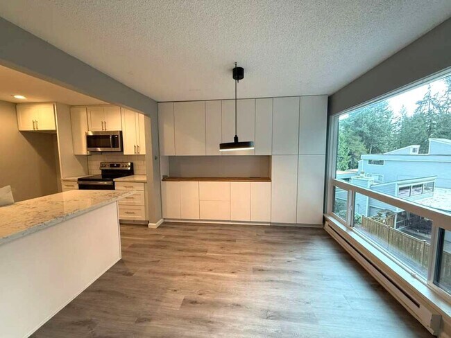 Building Photo - 3 Bedroom 2 Bathroom Plus Parking and Storage!