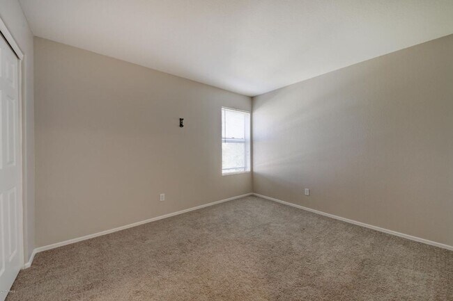 Building Photo - Great Unit - Available Now!