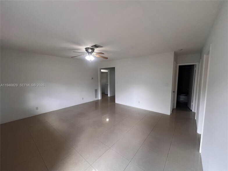 Building Photo - 5010 SW 26th Ave