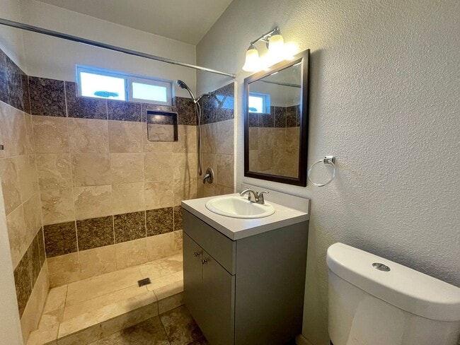 Building Photo - COMING SOON! 1 BEDROOM/1 BATHROOM Condo in Cathedral City!