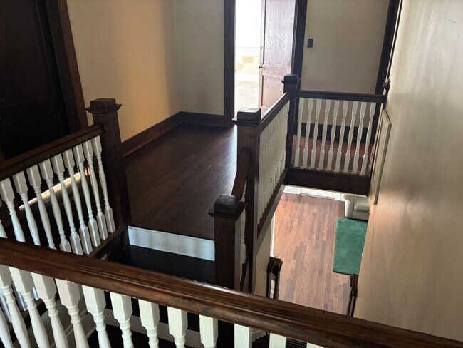 Building Photo - 5 Bed/2 Bath in California Neighborhood