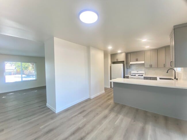 Building Photo - Modern 3BR/2BA Fremont Home with Stylish U...