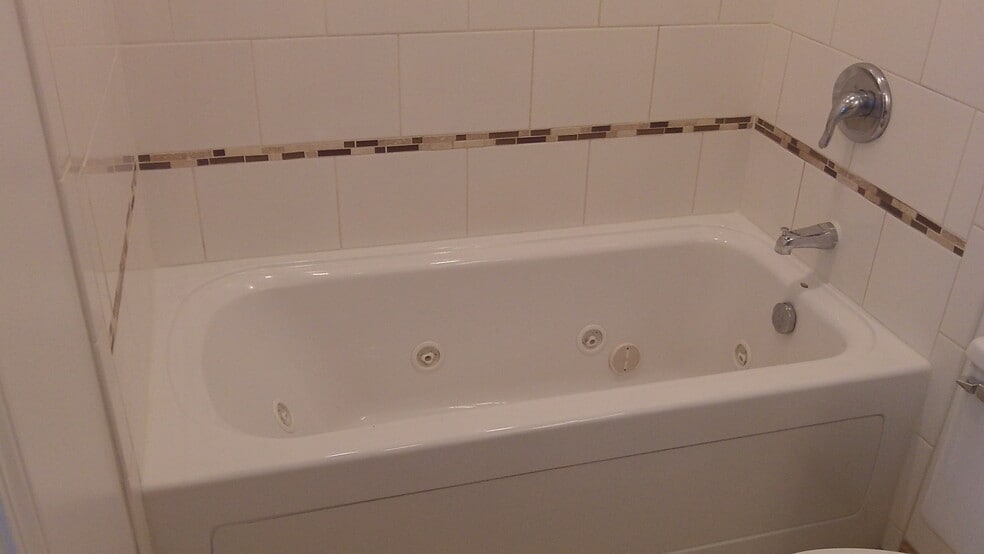 Master Whirlpool - 4290 Baywood Dr
