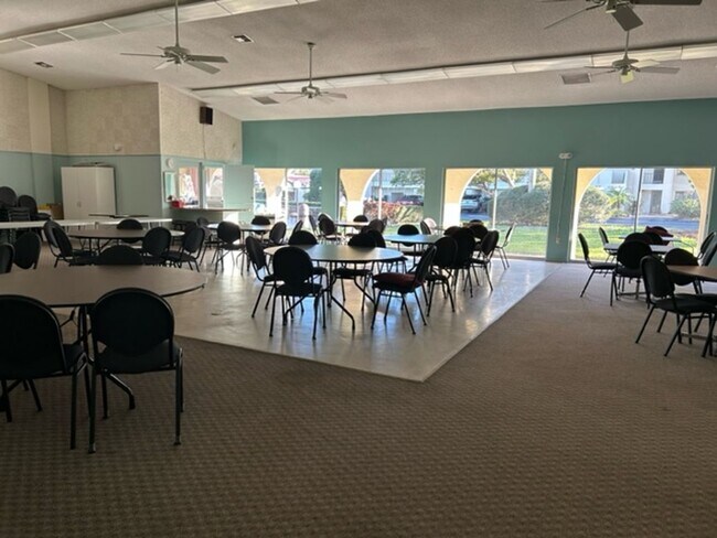 Building Photo - Annual turnkey/seasonal furnished ground floor condo in 55+ Community in Sarasota