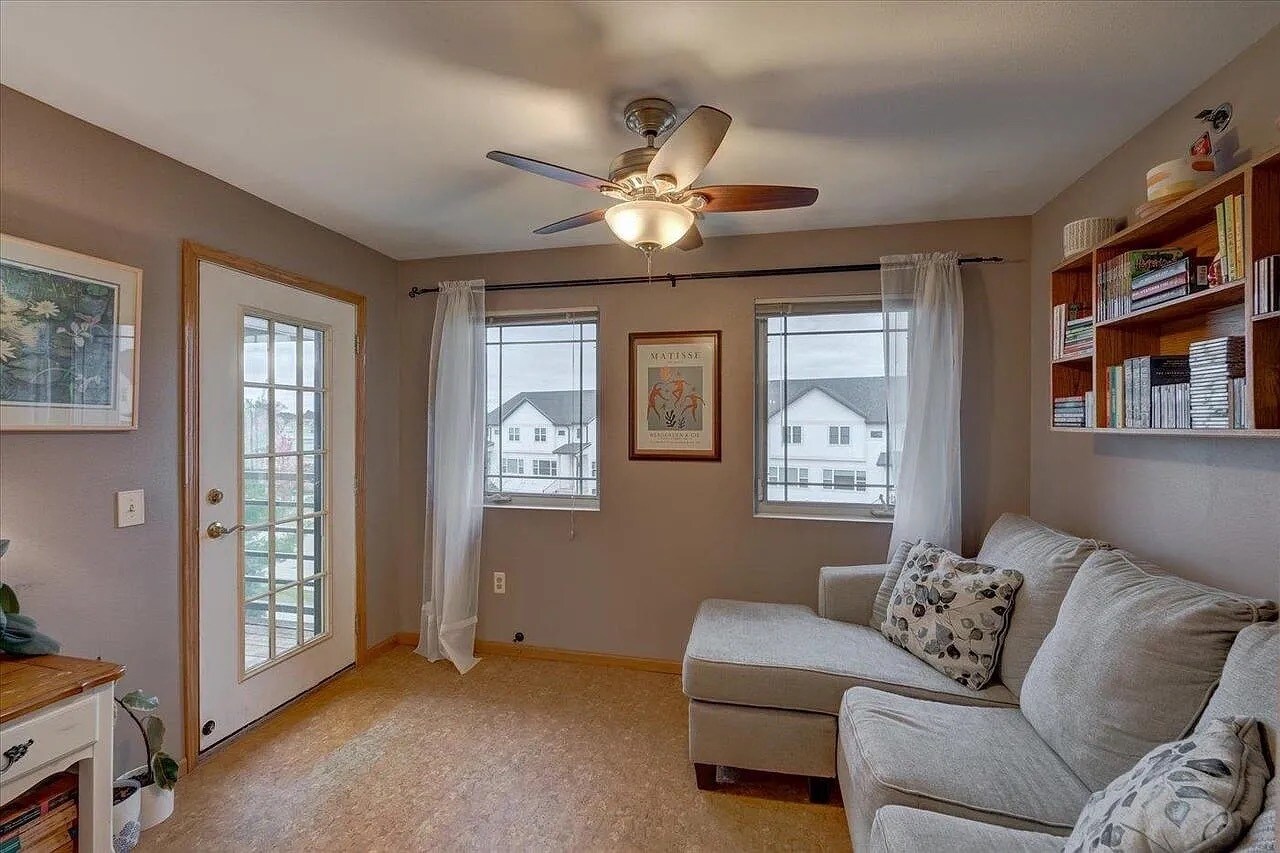 Building Photo - 102 Prairie Heights Dr