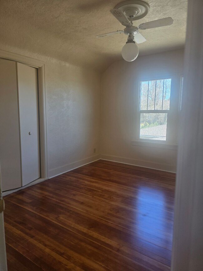 Building Photo - 4 bd 2 ba