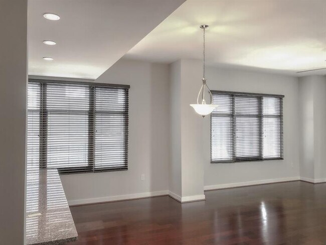 Building Photo - 565 Peachtree St NE