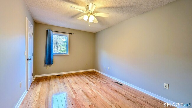 Building Photo - 10 Ledgewood Dr