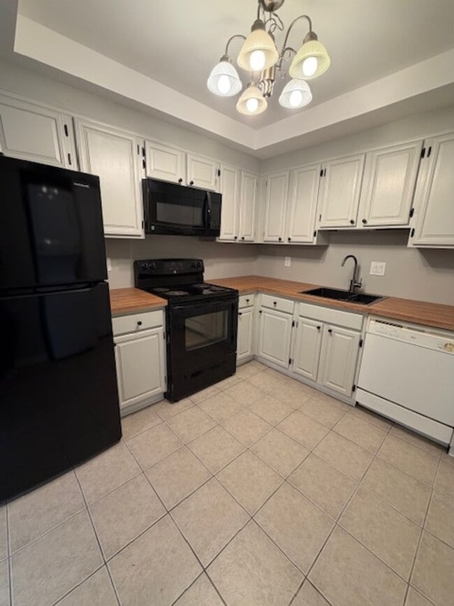 Building Photo - SPACIOUS 2 BEDROOM 2 BATH CONDO IN CENTER CT