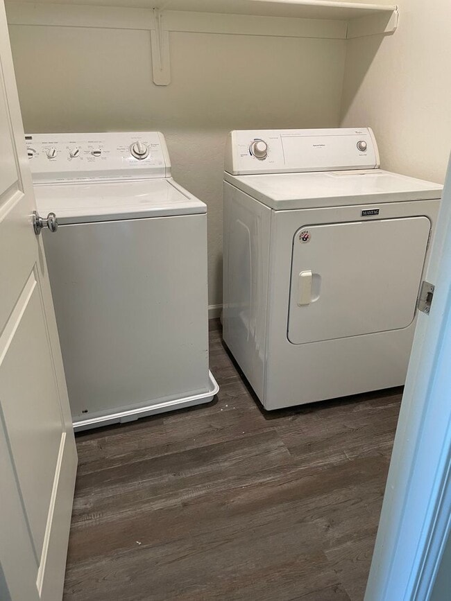 Building Photo - Beautiful 4-Bedroom, 2.5-Bathroom Two-Stor...