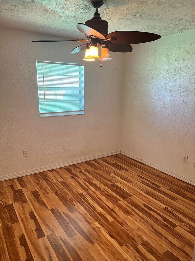 Building Photo - 3 BEDROOM, 2 BATH HOME IN THE HEART FORT P...