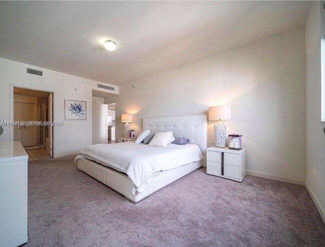 Building Photo - 999 SW 1st Ave