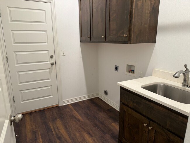 Building Photo - Beautiful craftsman home in highly desirable neighborhood