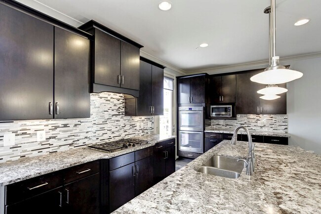 Building Photo - 3 Bed 4.5 Bath - Silver Spring Townhouse i...