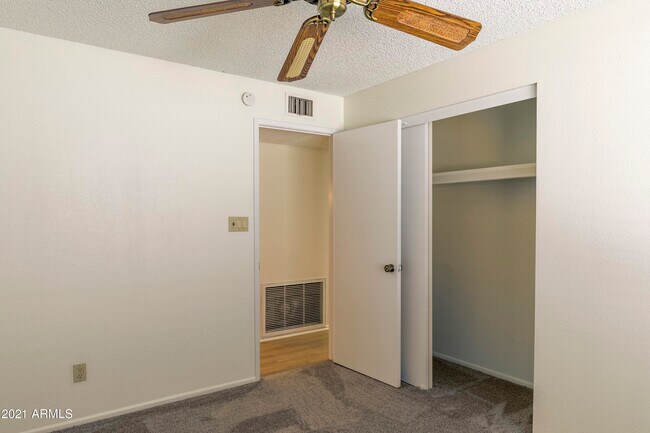 Building Photo - 966 E Morningstar Ln