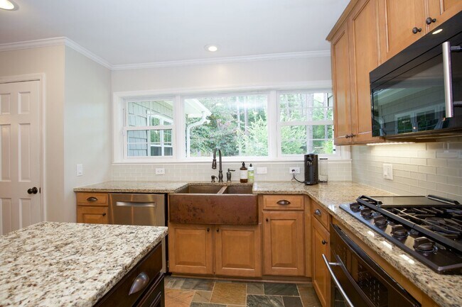 Building Photo - Stunning home in Weymouth Woods Southern P...