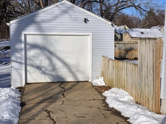 Building Photo - 6813 Urbandale Ave