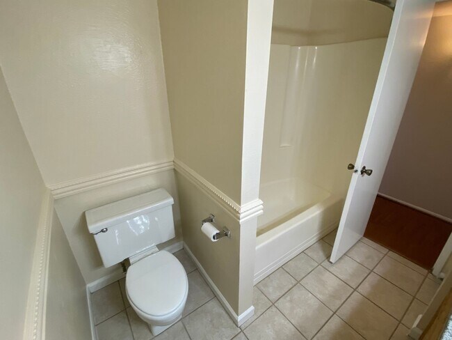 Building Photo - Tempe 4 Bed 2 Bath Includes Pool & Landscaping - Great Location