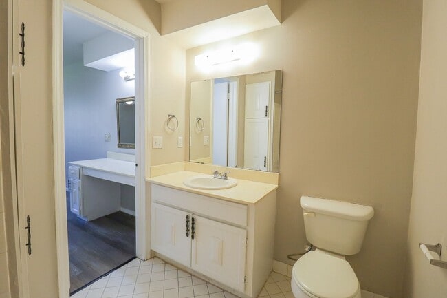 Building Photo - 2 Bed | 2 Bath in Central Tulsa!