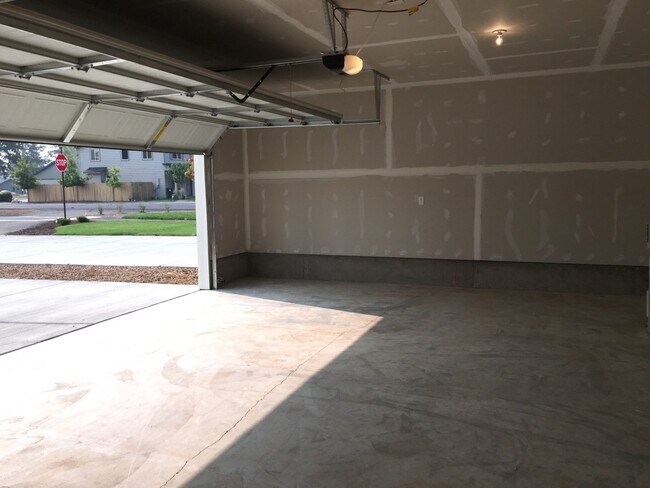 Building Photo - 3 Bedroom / 2 Bathroom Home in Sisters Ore...