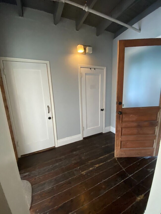 Building Photo - Gorgeous top-floor studio apartment in Walkable Magazine St Location
