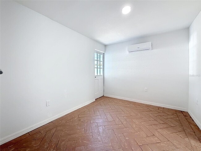 Building Photo - 5810 Tangerine Ave S