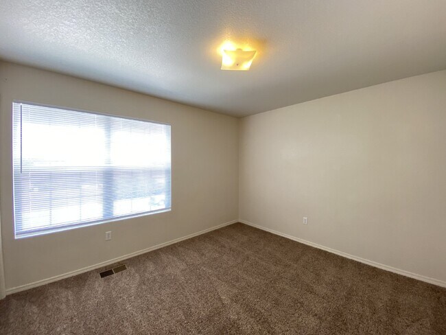 Building Photo - Northern Meadows - 3BR 2 Story - LOFT