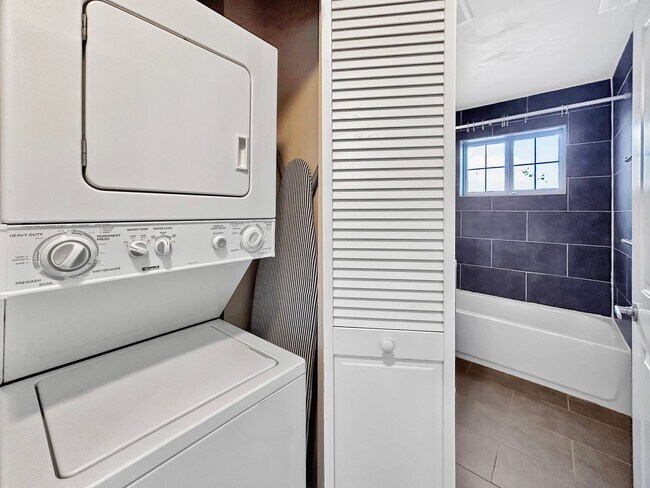 Building Photo - SLOAN'S LAKE: 2-BEDROOM 1 BATH WITH HIGH-END FINISHES