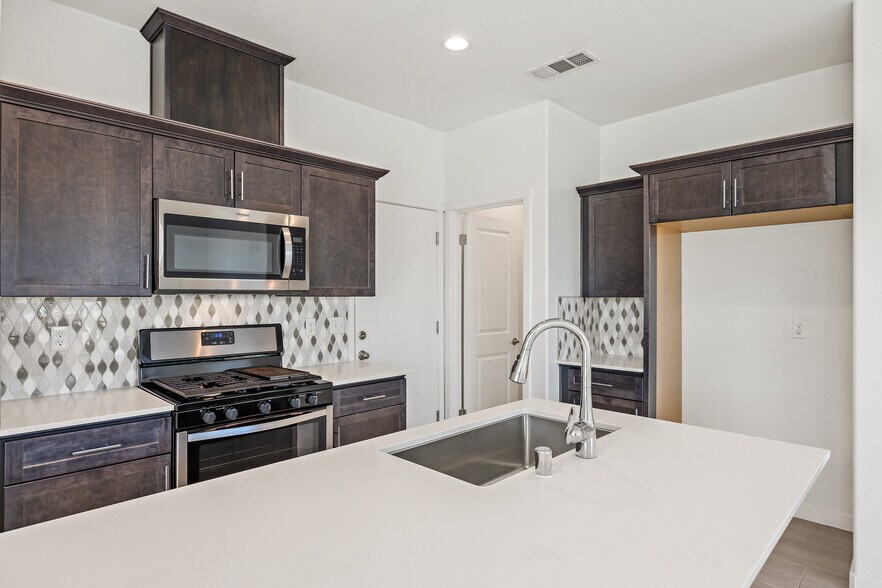 Building Photo - 821 Amanecer Ave