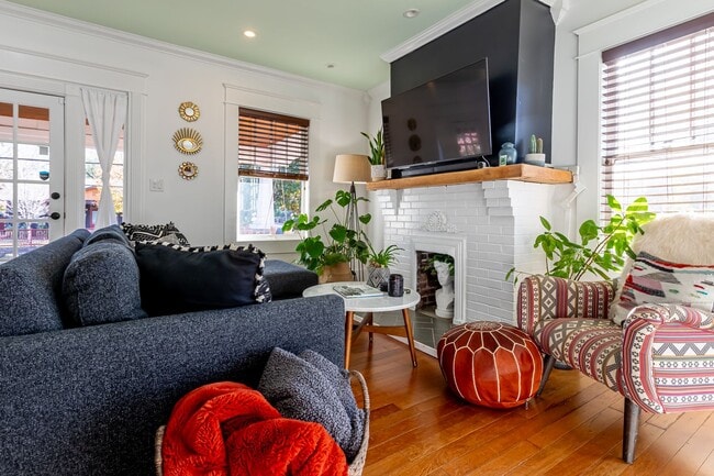 Building Photo - Rare historic East Nashville bungalow for rent; 4 Beds 3 Baths, 1,806 SqFt, fenced yard