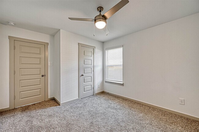 Building Photo - 815 Dahlia Petal Dr