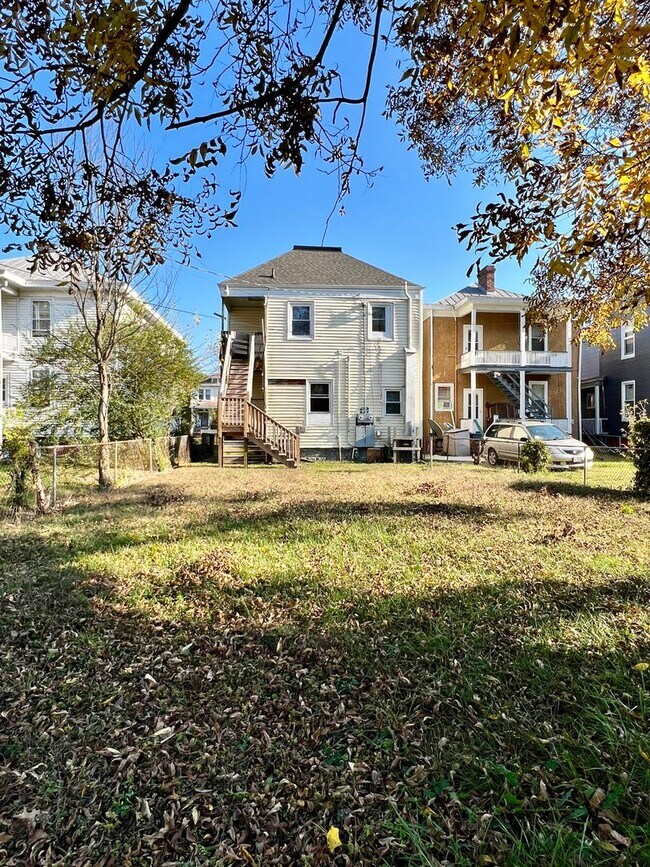 Building Photo - 3208 Carolina Ave