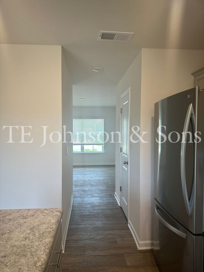 Building Photo - Spacious 4 Bedroom Home in Lexington – Modern Amenities and Comfort Await!