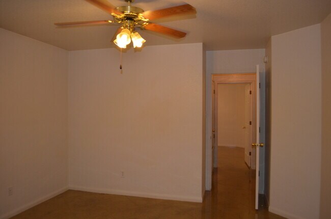 Building Photo - 928 Rosewood Dr