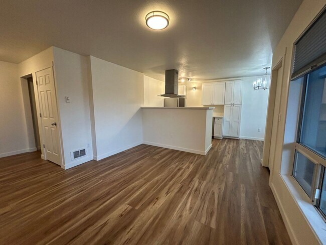 Building Photo - Updated 2bed/1bath Apartment in Prime Redmond Location!