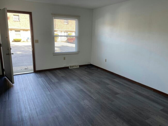 Building Photo - 4163 W Ridge Rd