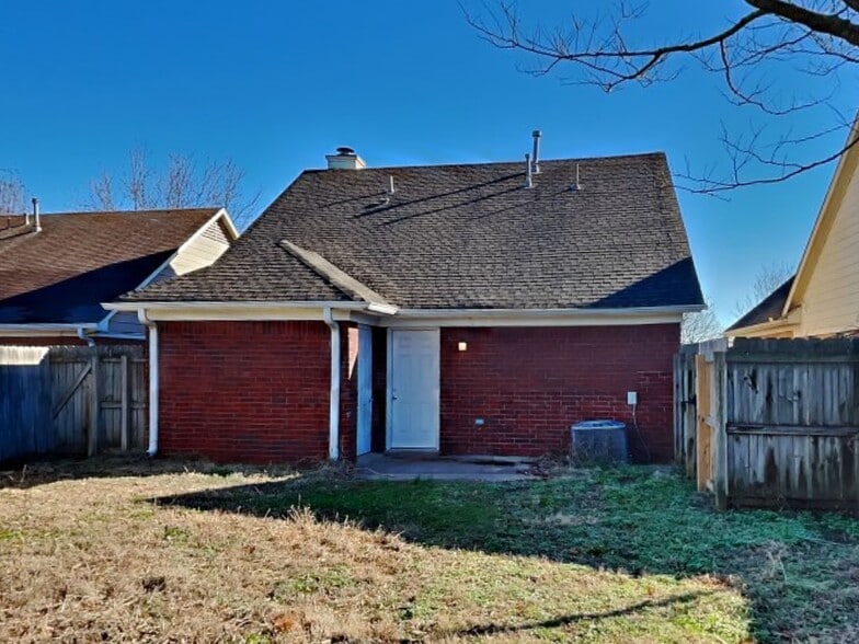 Building Photo - 5849 Amaray Cove