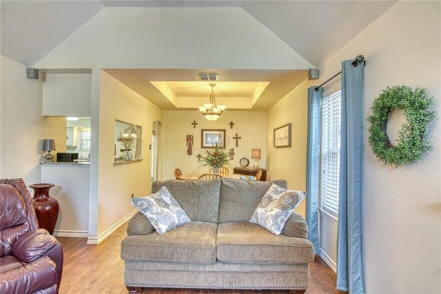 Family Room - 714 Saint Lucy Dr