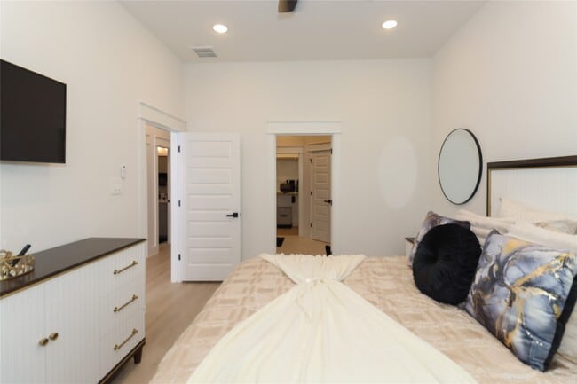 Building Photo - 4902 Higgins St