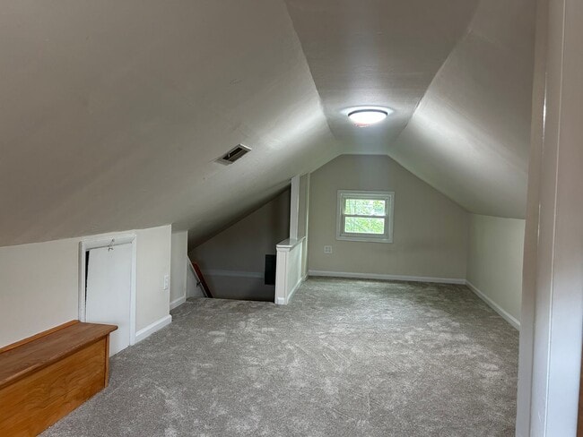 Building Photo - Renovated 2 Bed Apartment 1 block to downtown with Laundry and Central Air