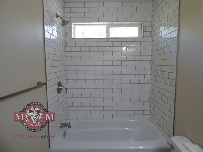 Building Photo - 2 Bd 1.5 Bath Duplex in Millcreek