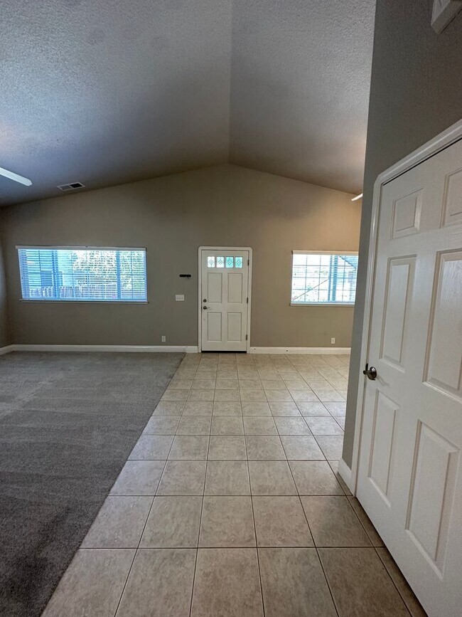 Building Photo - Charming 2 bed 1 bath home with modern amenities in prime downtown location!