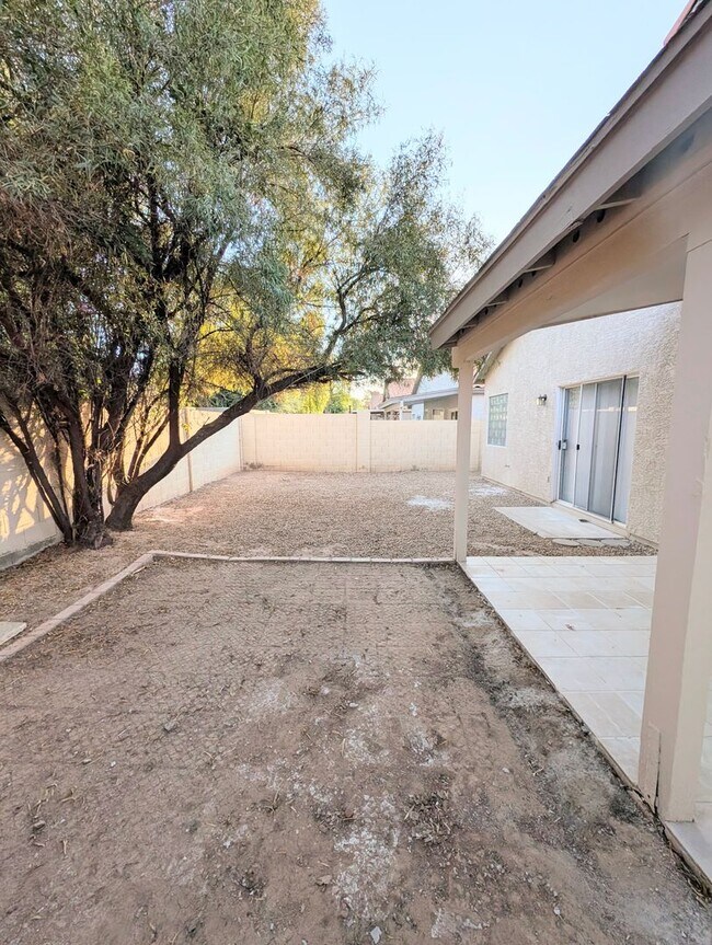 Building Photo - 2325 E Lakecrest Dr